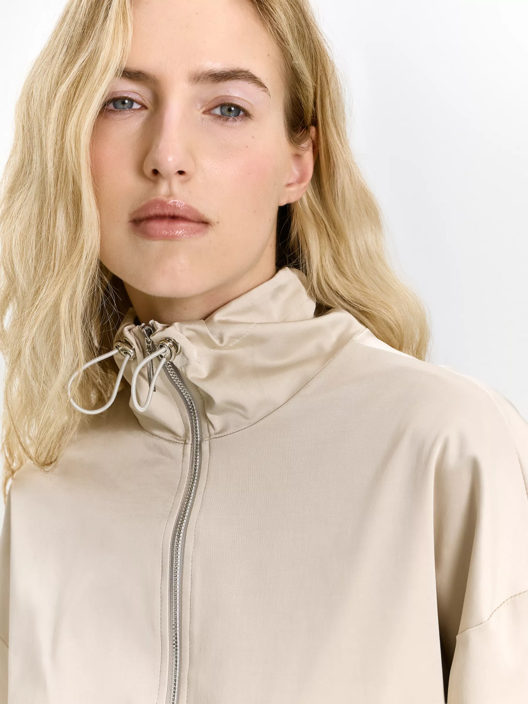 Бомбер с воротником-стойкой