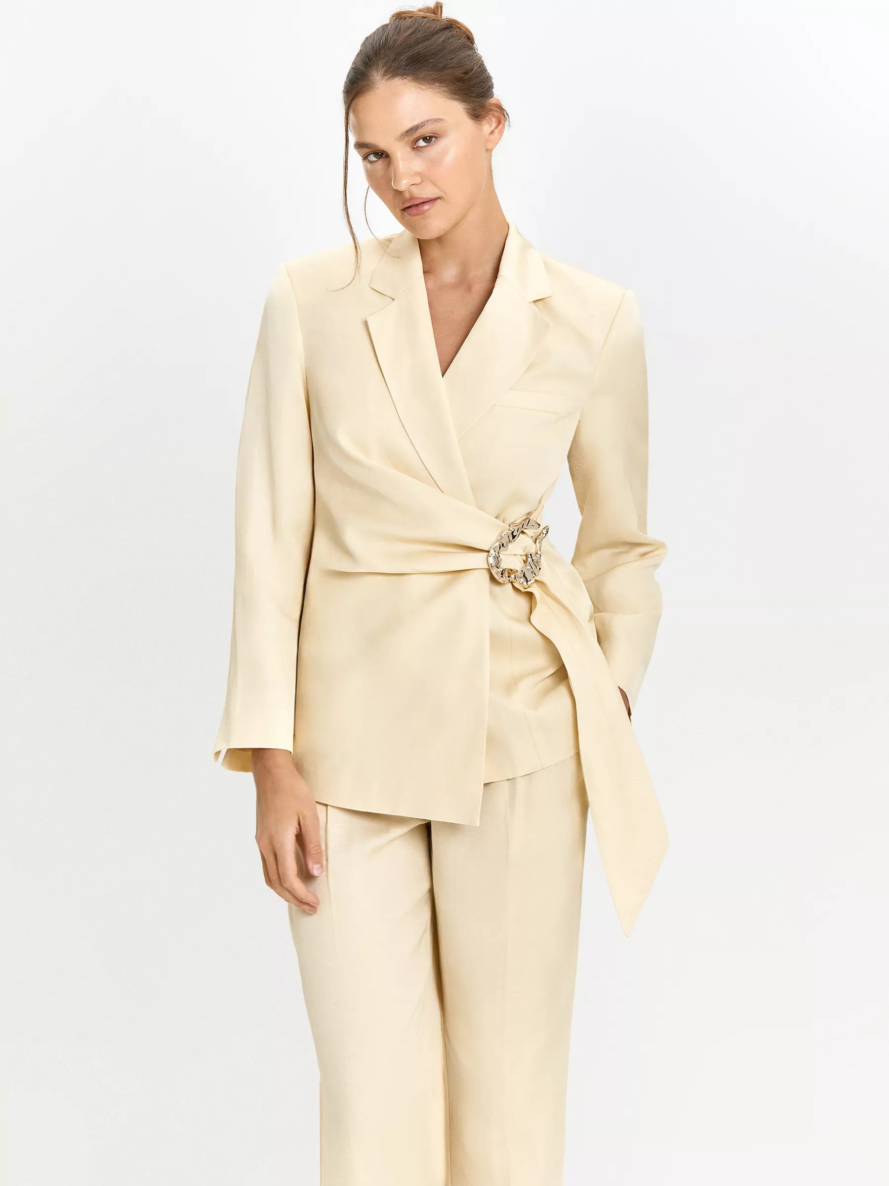 Жакет с поясом на запах с добавлением льна