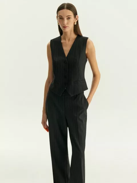 жилет приталенного кроя