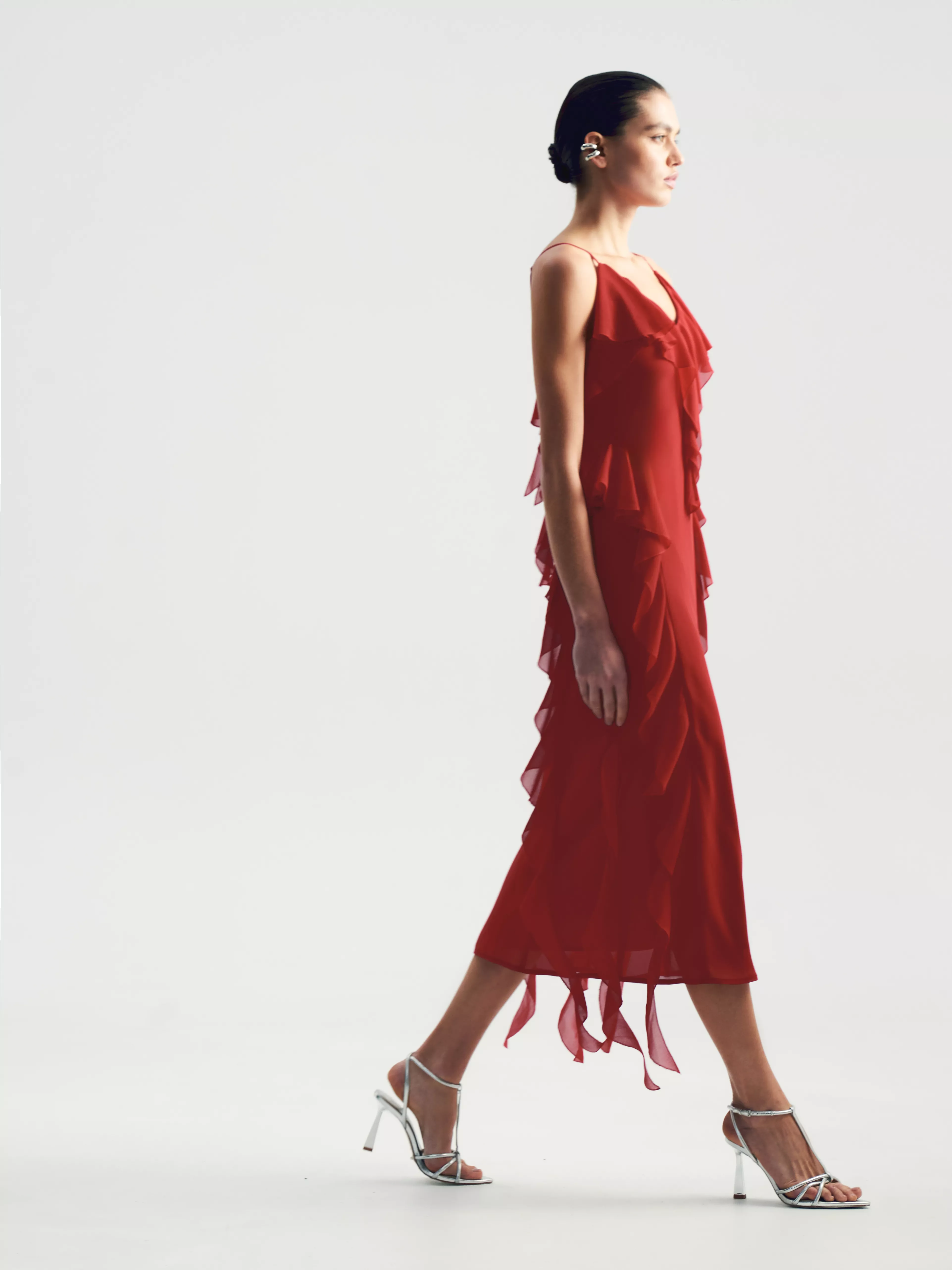 Платье с воланом