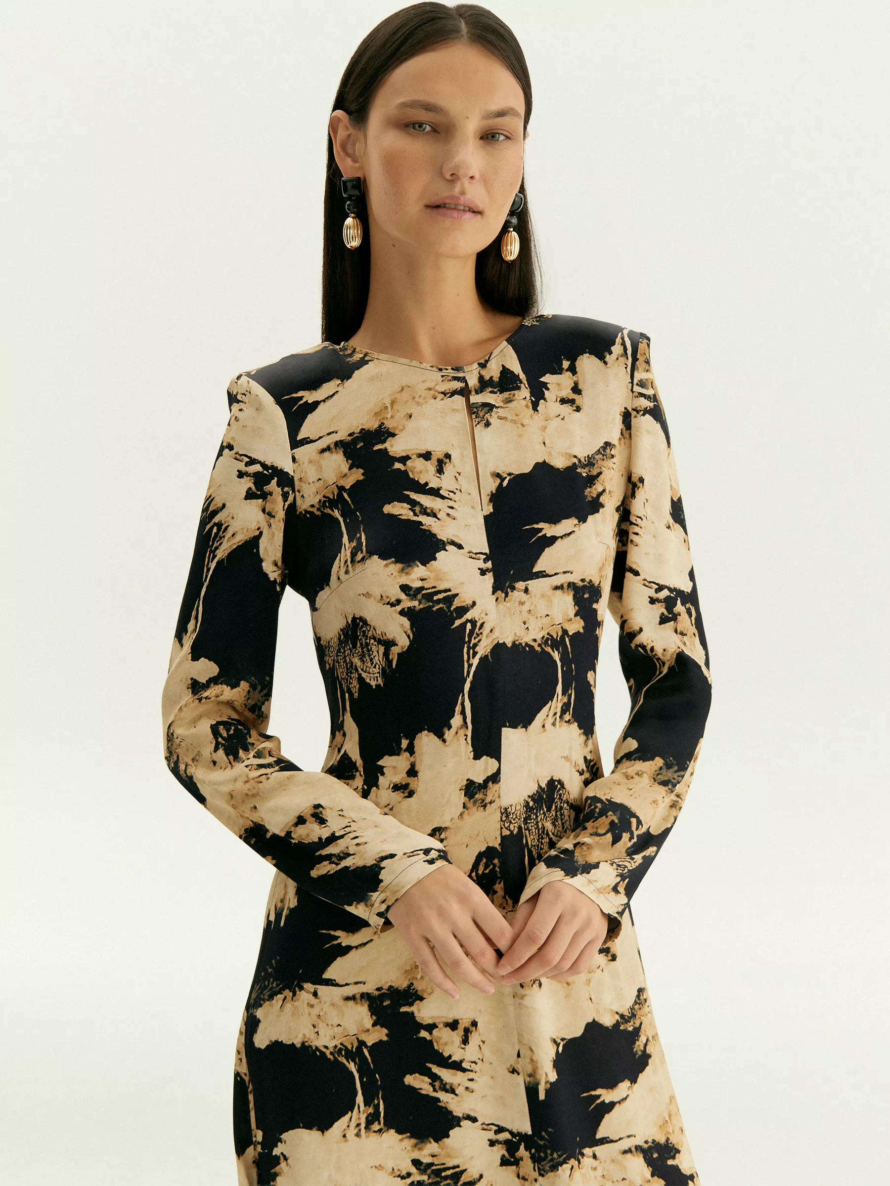 Платье с абстрактым принтом