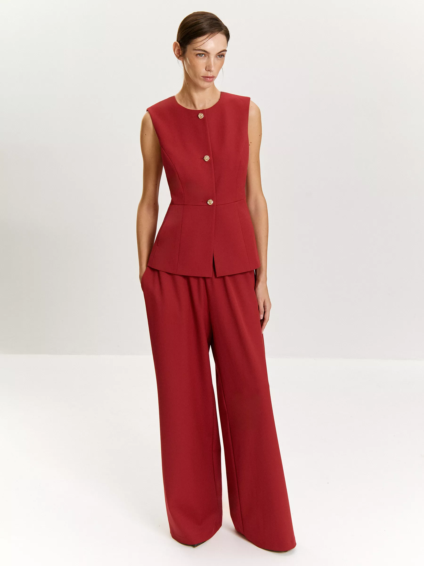 Жилет приталенного кроя