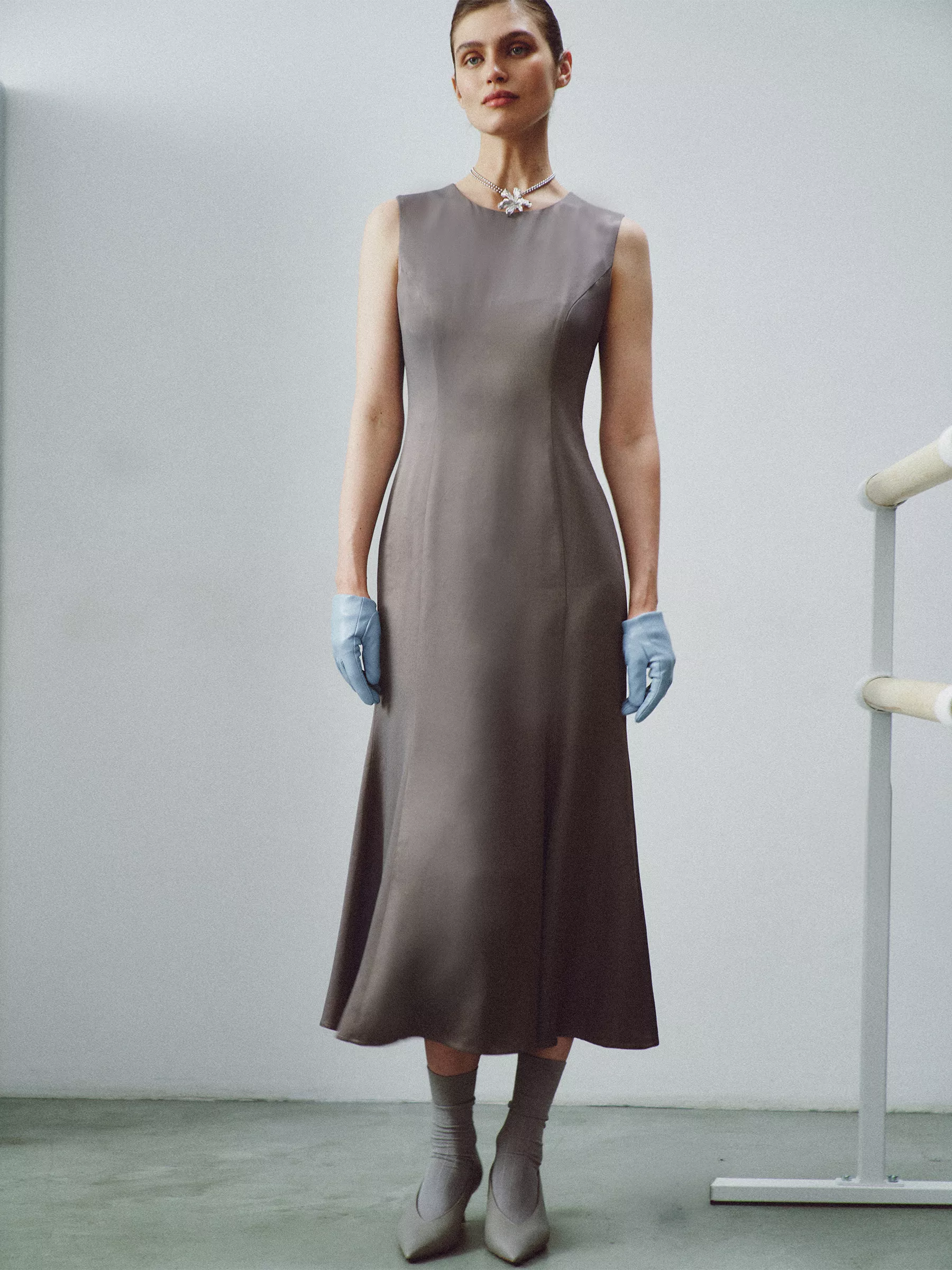 платье без рукавов