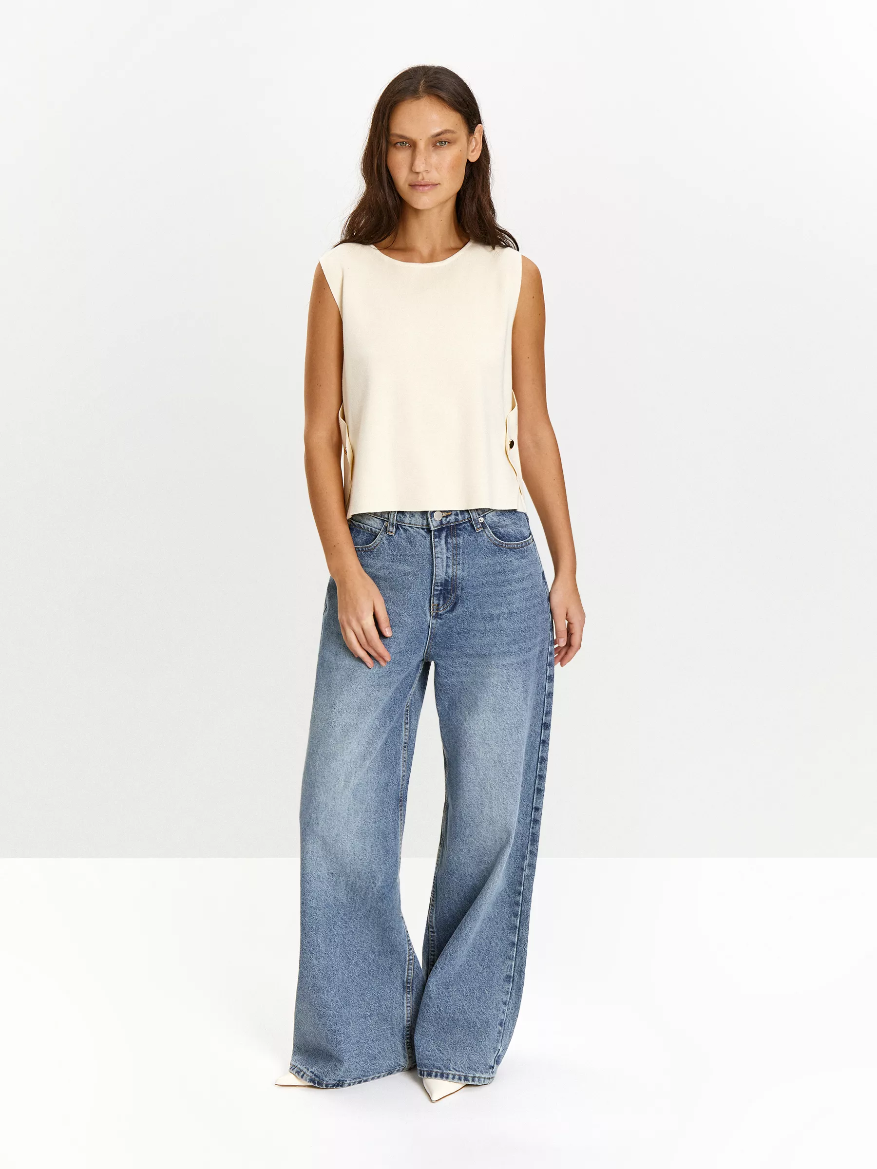 Жилет с акцентными пуговицами