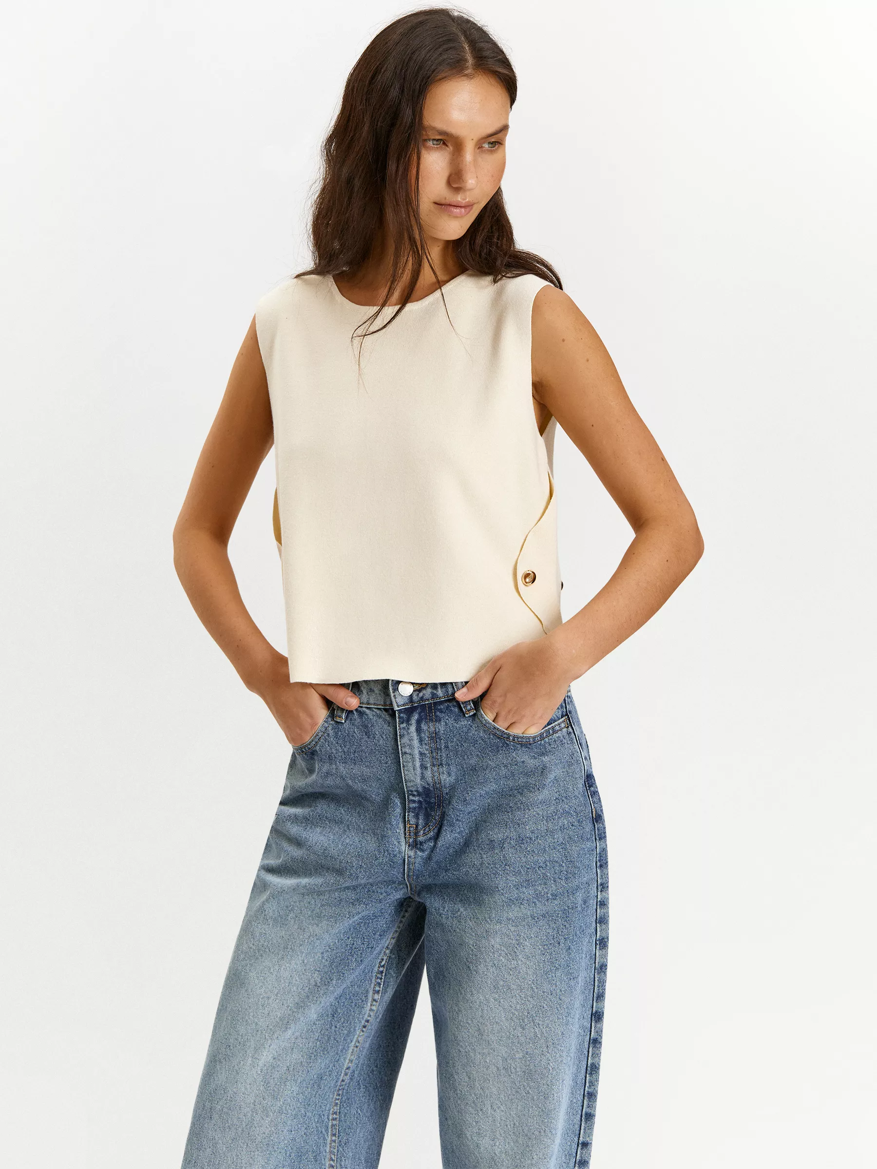 Жилет с акцентными пуговицами