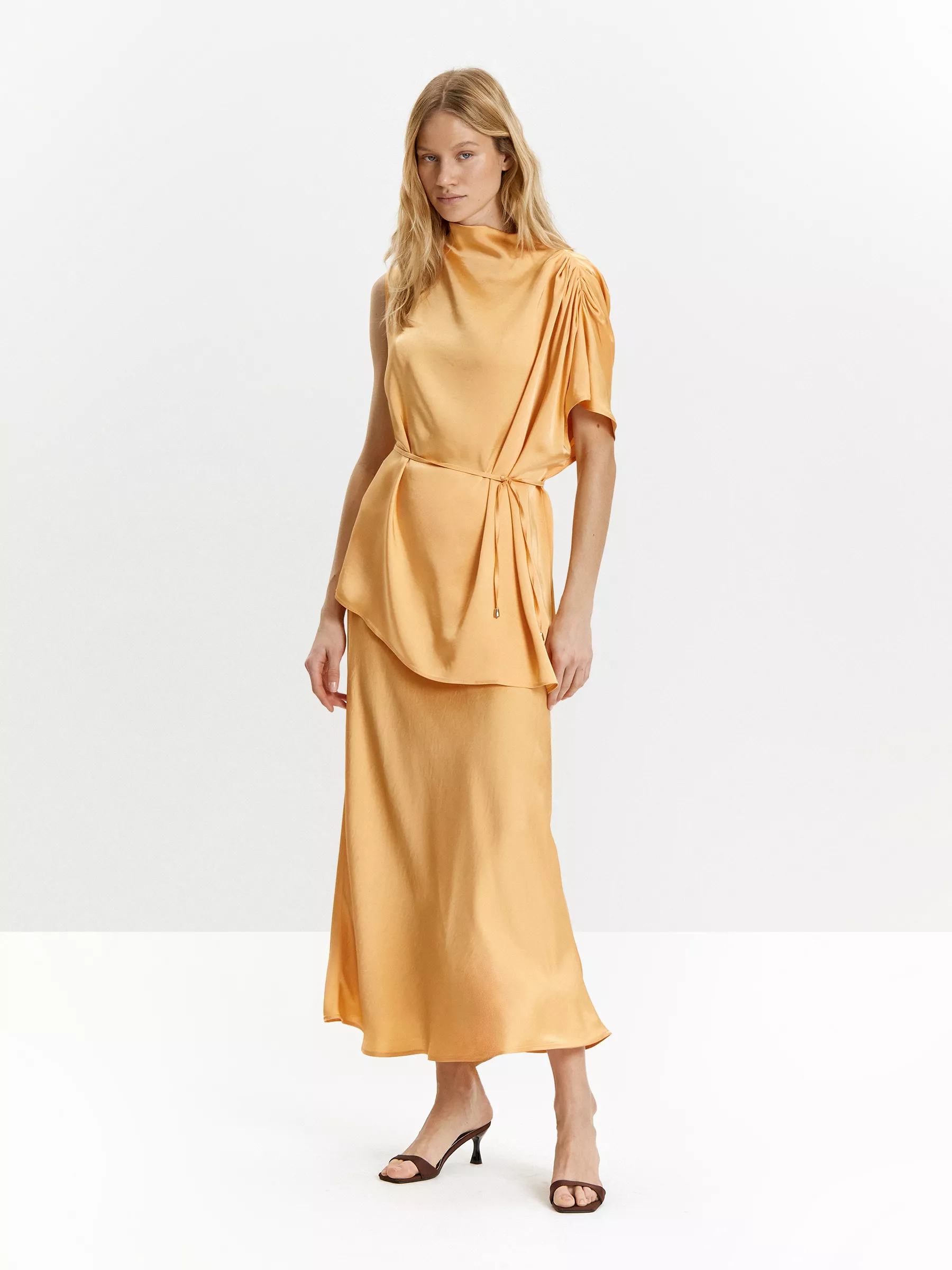 Блузка с поясом