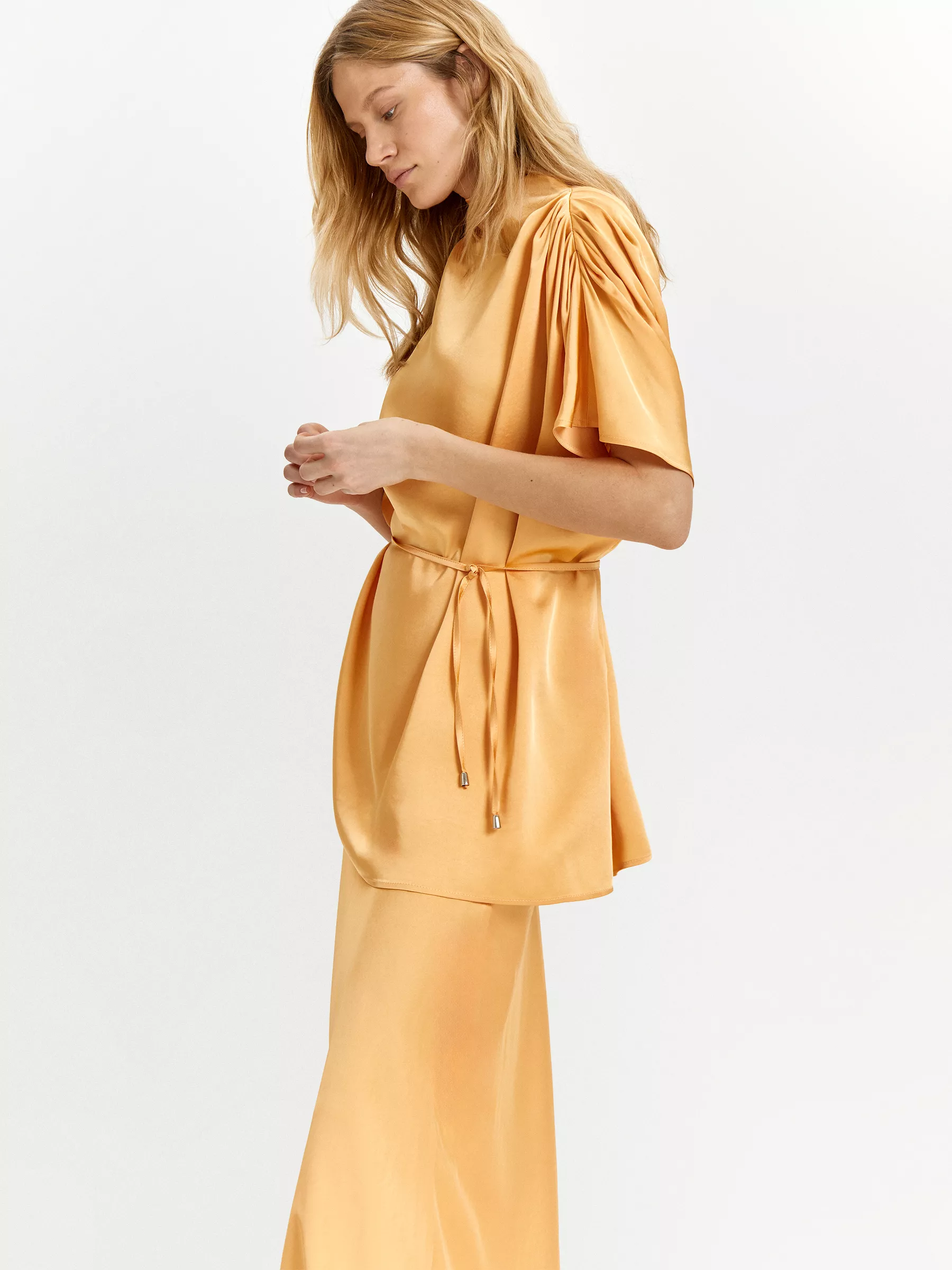 Блузка с поясом