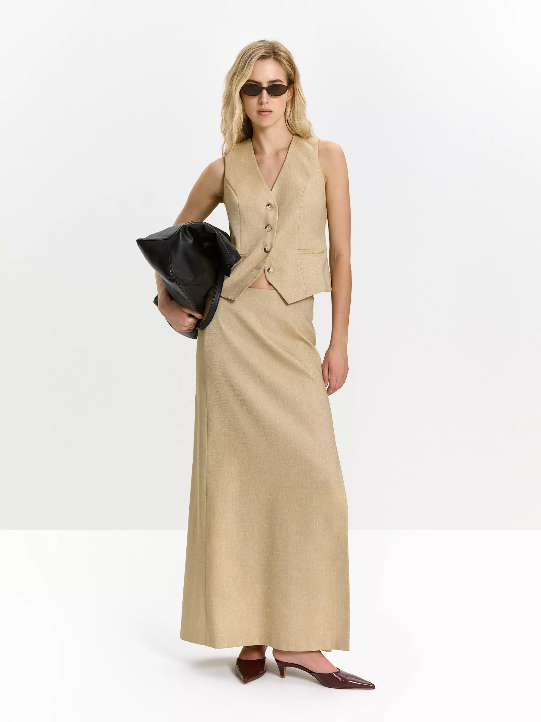 жилет приталенного кроя