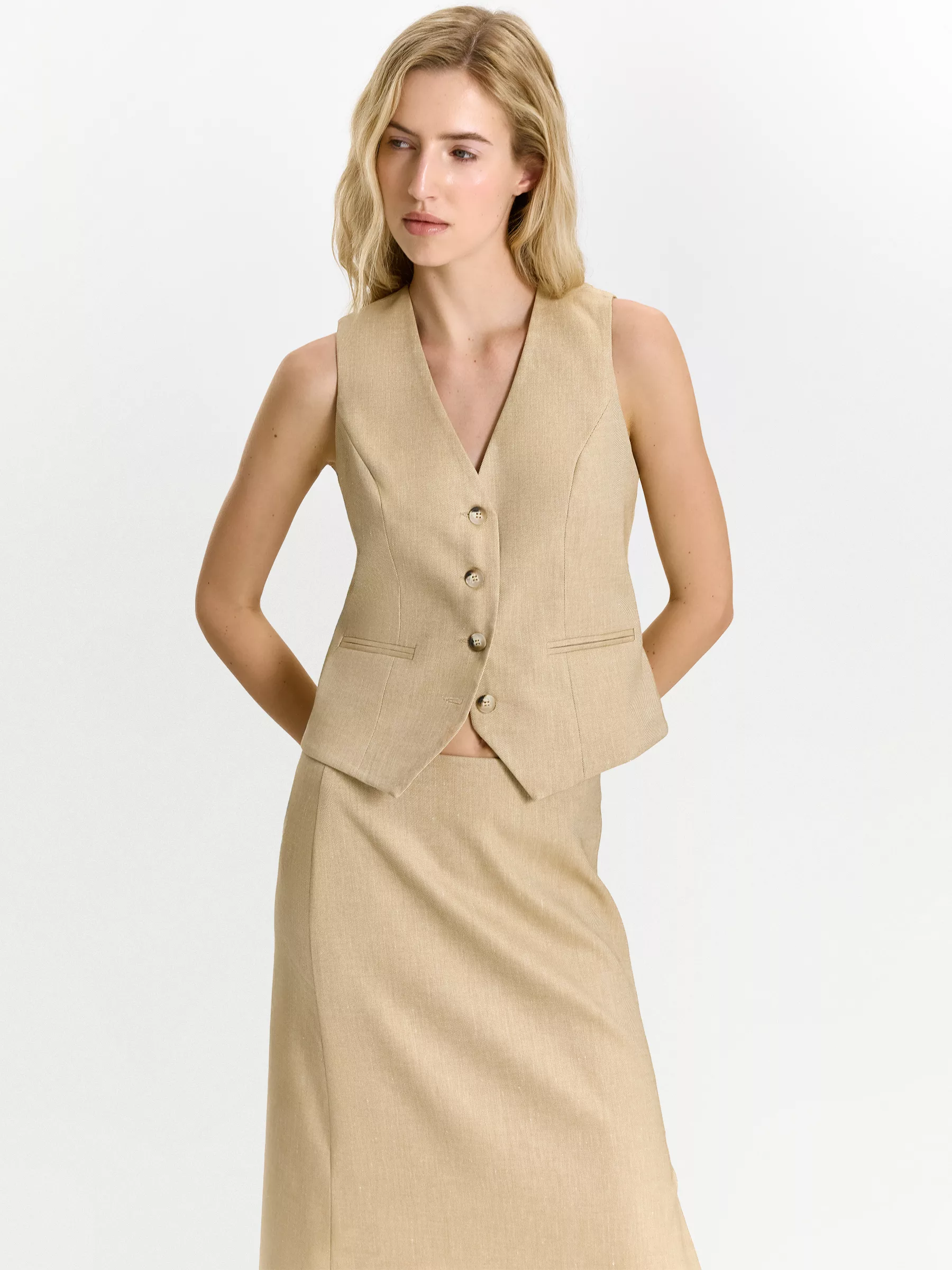 жилет приталенного кроя