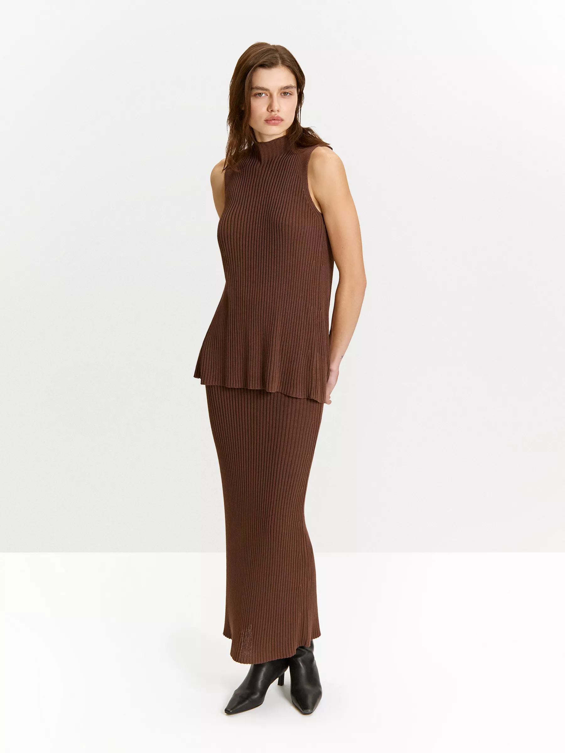 Трикотажный топ с разрезом на спине