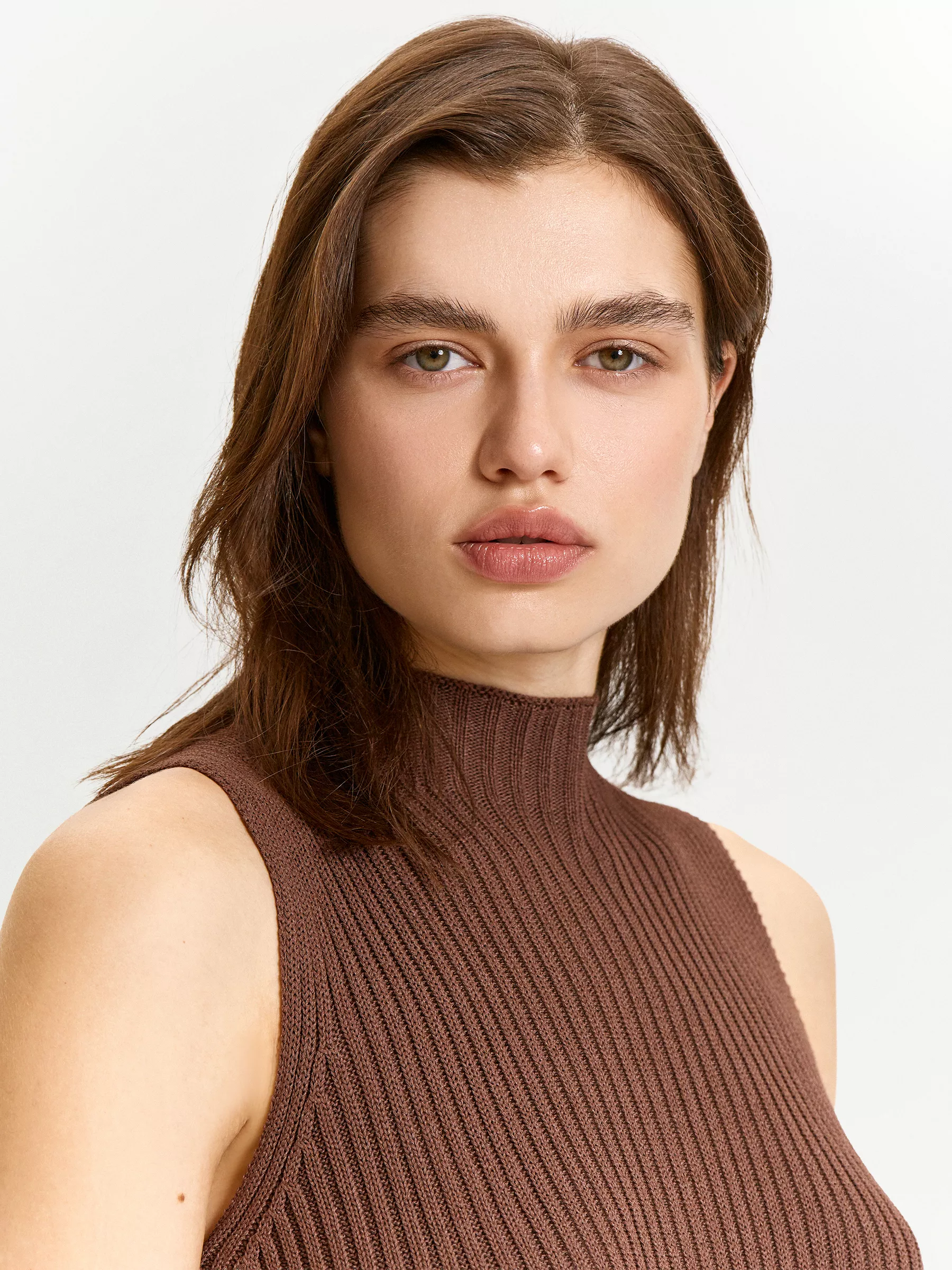 Трикотажный топ с разрезом на спине