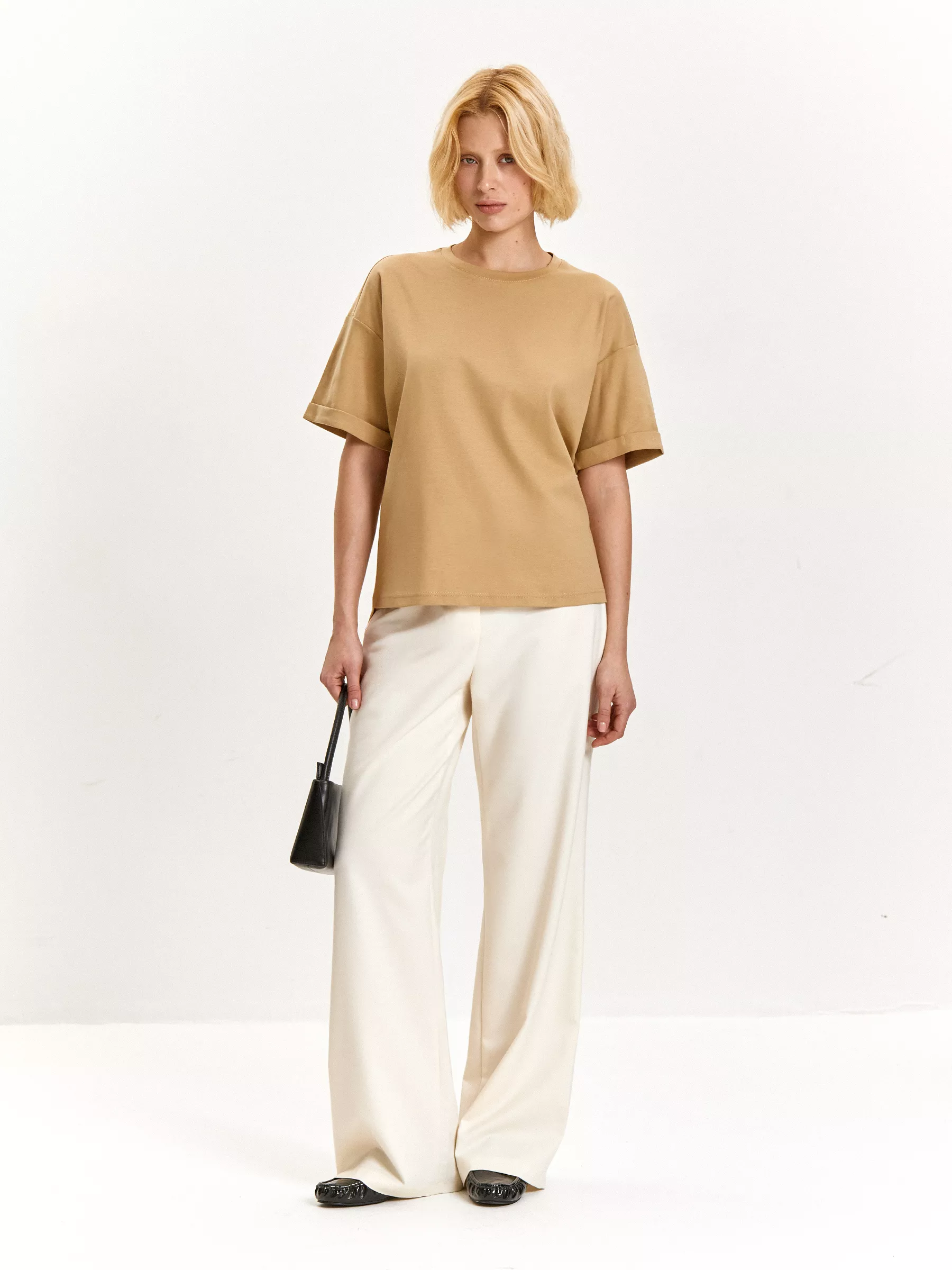 Трикотажная футболка со спущенным плечом