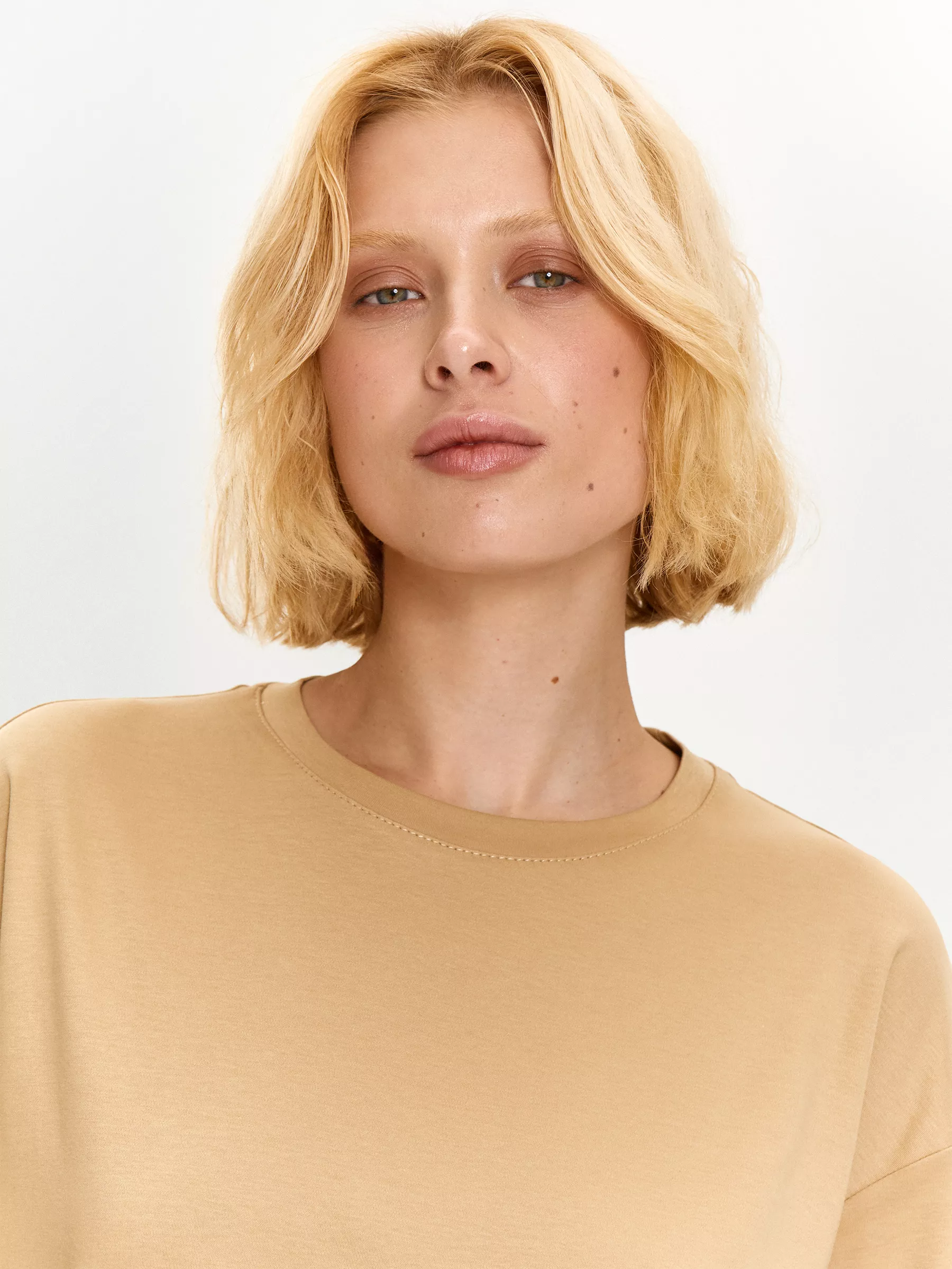 Трикотажная футболка со спущенным плечом