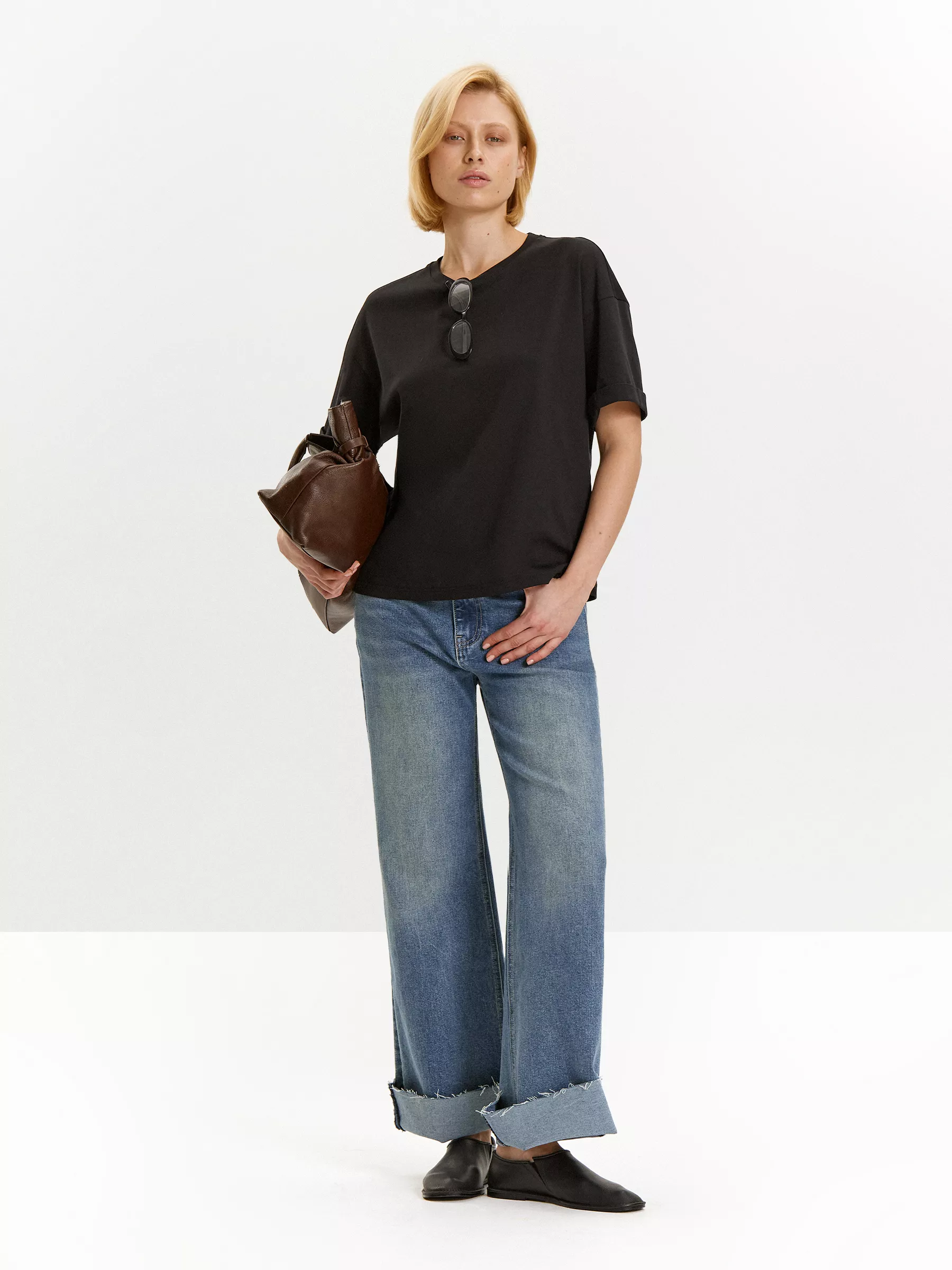 Футболка со спущенным плечом