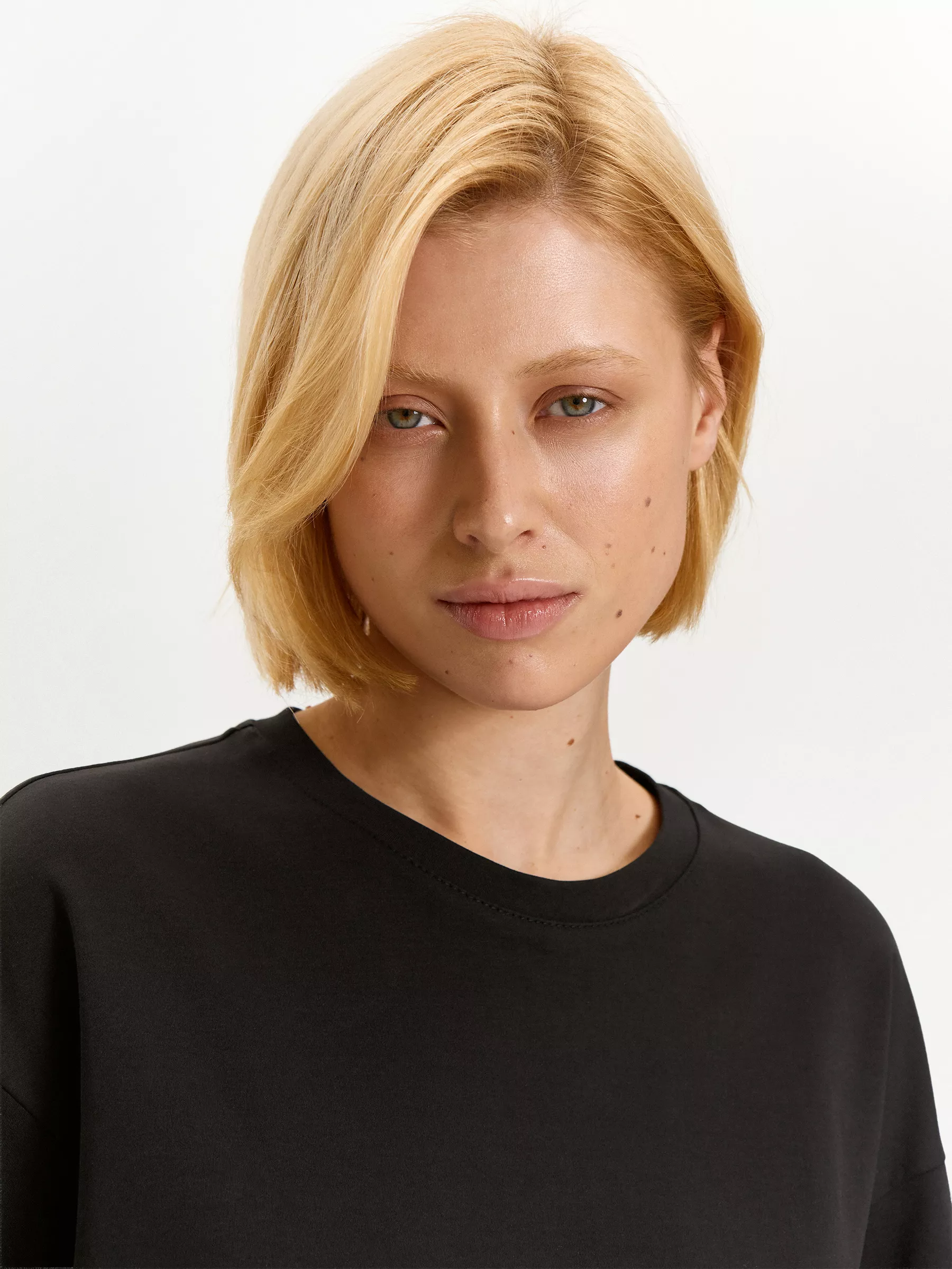 Футболка со спущенным плечом